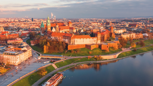 Blick über die polnische Stadt Krakau in der Abenddämmerung.