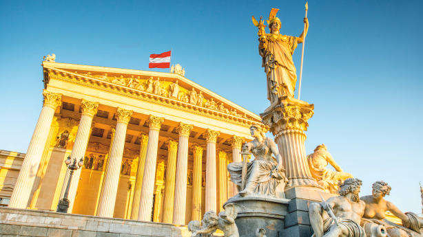 Österreichisches Parlament in Wien mit dem Pallas-Athene-Brunnen im Vordergrund.